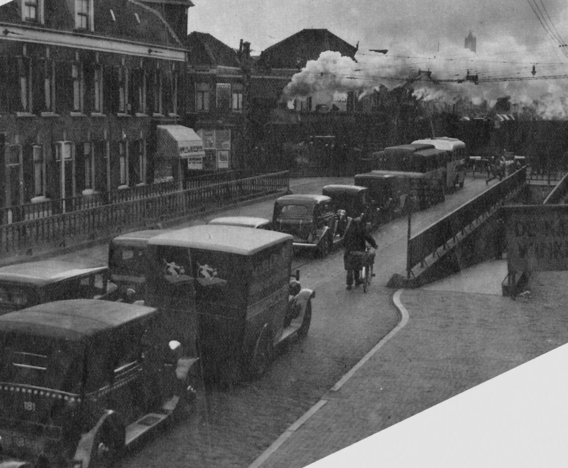 "Veel oponthoud veroorzaakt helaas de overweg in den Amsterdamschenstraatweg die meestal dicht is, of..
juist dicht gaat. Gelukkig kunnen voetgangers en wielrijders den laatsten tijd van tunnels gebruik maken." (link)